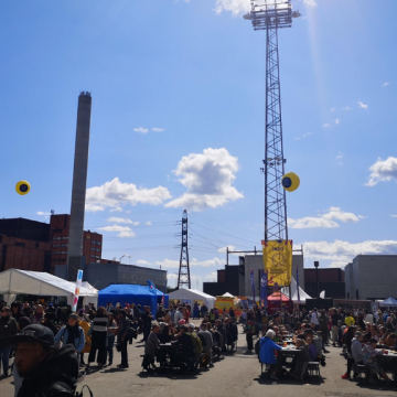 Ihmismassaa Suvilahdessa Maailma kylässä -festareilla.