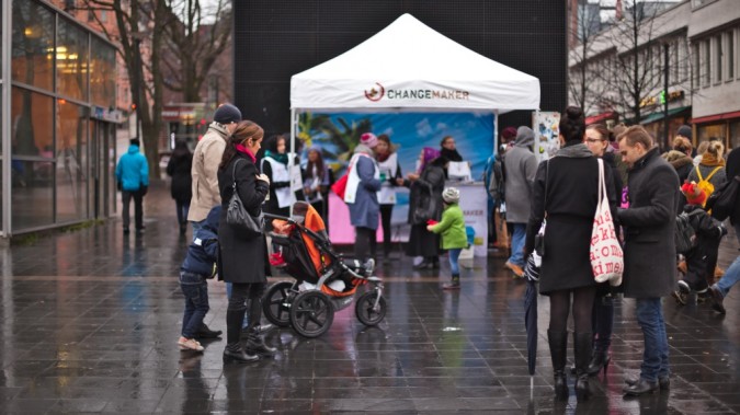 Changemakerin teltta, vapaaehtoisia ja ohikulkijoita