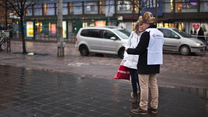 Vapaaehtoinen kertomassa kampanjasta