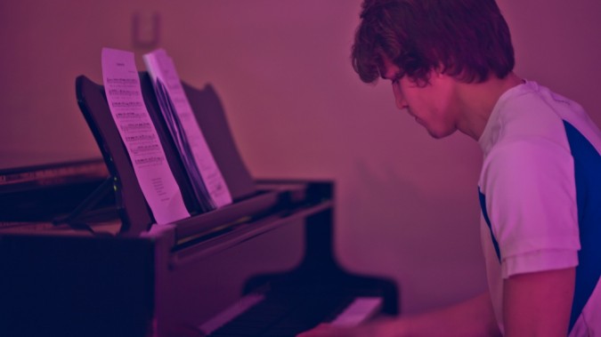 Tuomas soittaa pianoa