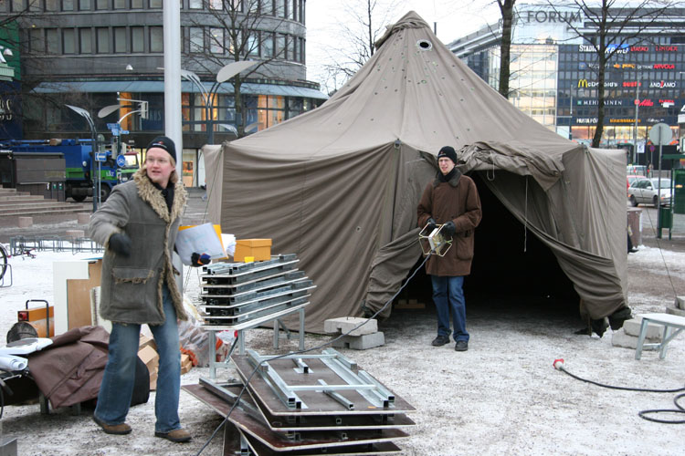 Kahden euron kampanjassa vuonna 2005 joukko vapaaehtoisia nukkui viikon teltassa ja käytti rahaa vain kaksi euroa päivässä. Kyseessä oli ensimmäinen valtakunnallinen Changemaker-kampanja.