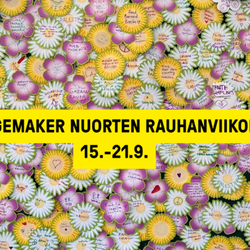 Pahvisia kukkia, joihin on kirjoitettu rauhanviestejä.