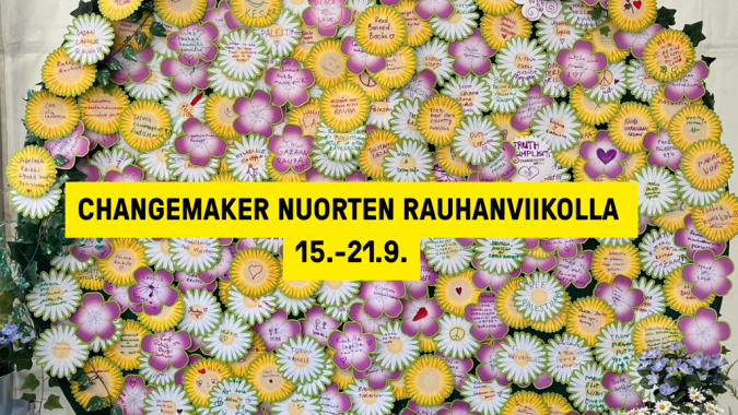 Pahvisia kukkia, joihin on kirjoitettu rauhanviestejä.