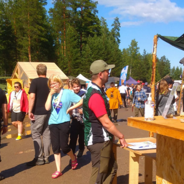 Changemakerin piste Kajo-suurleirillä sekä ohikulkijoita.