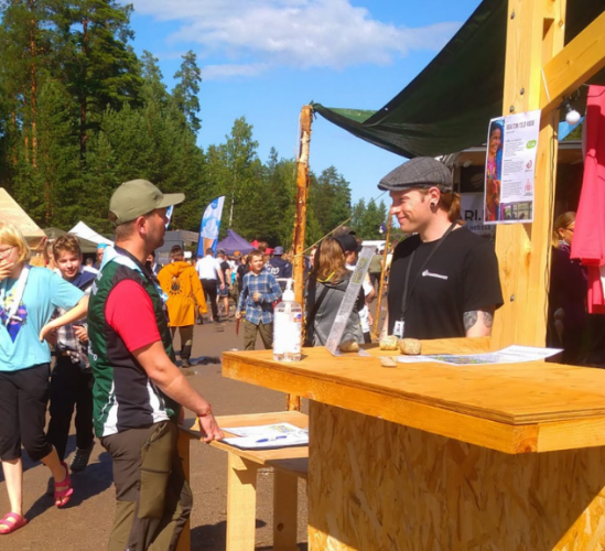 Changemakerin piste Kajo-suurleirillä sekä ohikulkijoita.