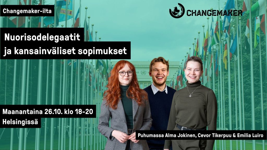 Mainoskuva Changemaker-illalle. Kuvassa kolme nuorta seisoo vihreän taustan edessä. Kuvan taustalla näkyy eri maiden lippuja ja iso hallintorakennus.