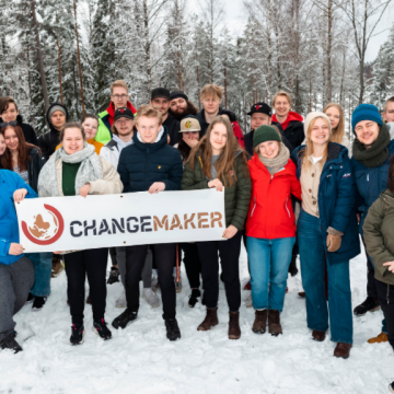 Changemaker-viikonlopun osallistujat yhteiskuvassa talvisessa Ulvilassa