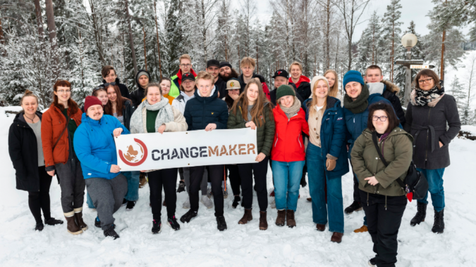 Changemaker-viikonlopun osallistujat yhteiskuvassa talvisessa Ulvilassa