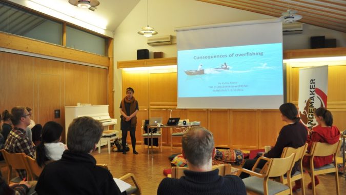 Valokuvaaja ja journalisti Kukka Ranta puhui changemakereille liikakalastuksen vaikutuksista.