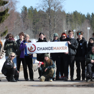 Changemaker-viikonlopun osallistujat yhteiskuvassa opiston pihalla.