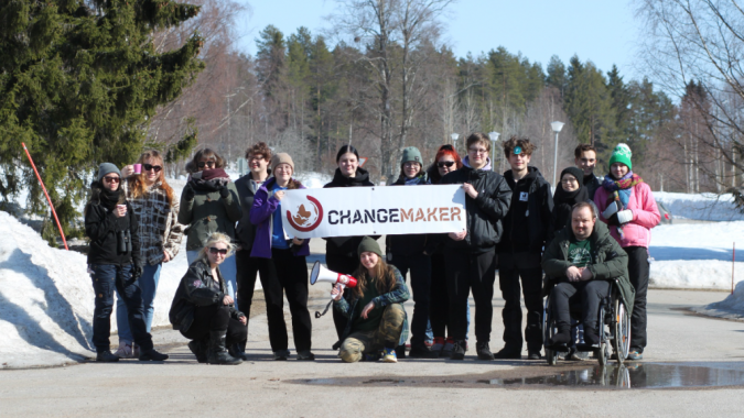 Changemaker-viikonlopun osallistujat yhteiskuvassa opiston pihalla.