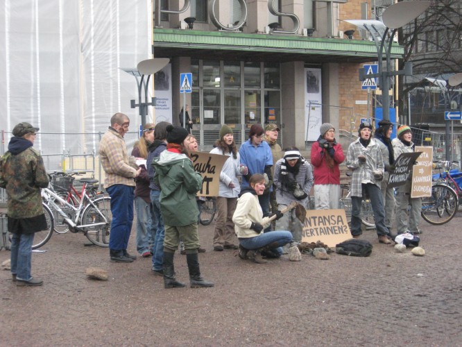 Kännykkäsi todellinen hinta? -tempaus 4.4.2009