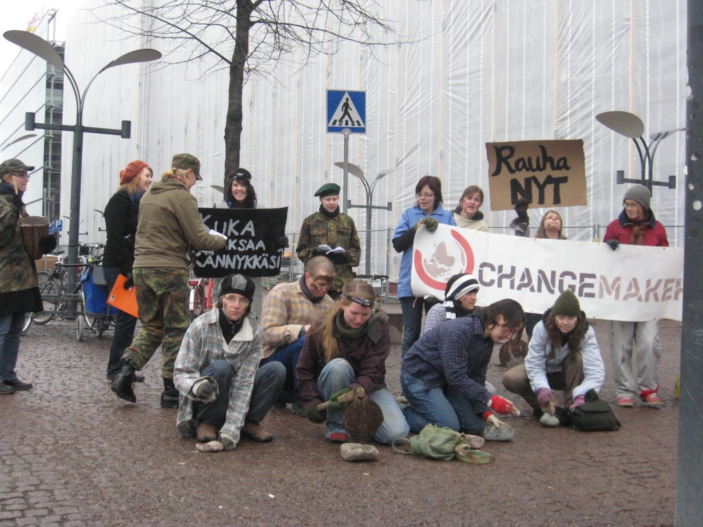 Vuoden 2009 Kännykkäsi todellinen hinta -kampanjassa havainnollistettiin elektroniikkateollisuuden vaikutusta Kongon konfliktiin.