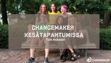 Kuusi vapaaehtoista istumassa puistonpenkillä Changemaker-paidat päällä. He hymyilevät ja taustalla näkyy vihreitä pensaita.