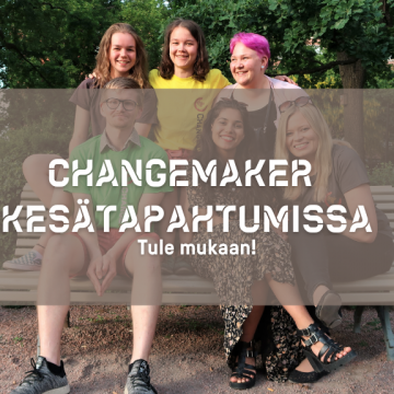 Kuusi vapaaehtoista istumassa puistonpenkillä Changemaker-paidat päällä. He hymyilevät ja taustalla näkyy vihreitä pensaita.