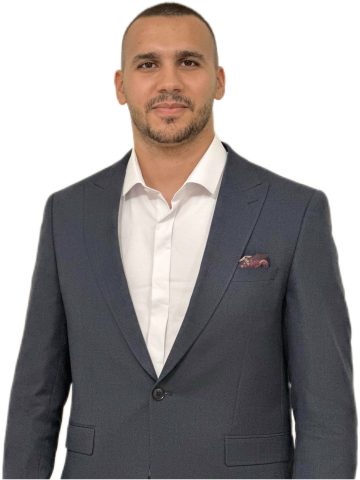 Abdel Bettahar puku päällä, katsoo kameraan.