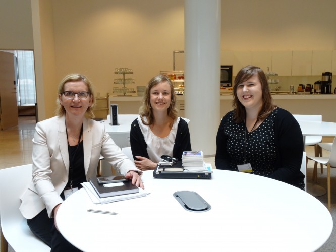 Changemaker tapasi UPM:n edustajia 10.6.2014 liittyen maakohtaiseen talousraportointiin. Kuvassa Mirja Salmelin, Kaisa Vainikka ja Elina Tyynelä.
