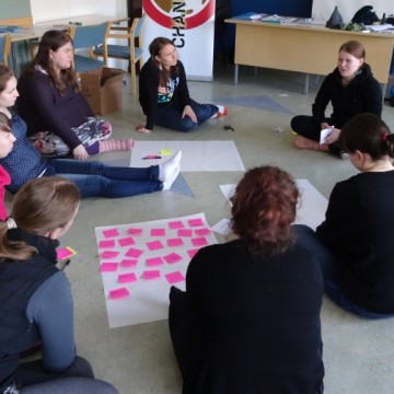 Changemaker-vapaaehtoinen Rebekka Katko vetää rauha-aiheista työpajaa Changemaker-viikonlopussa.