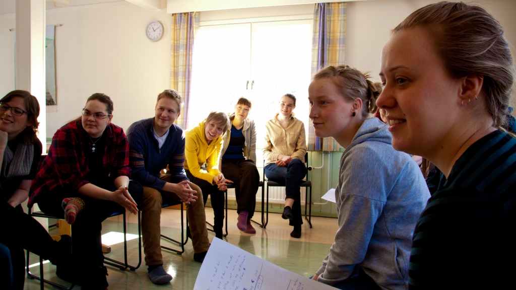 Changemaker-vapaaehtoisen Tytti Matsisen vetämässä työpajassa pohditaan konfliktitilanteita ja rauhanvälitystä.