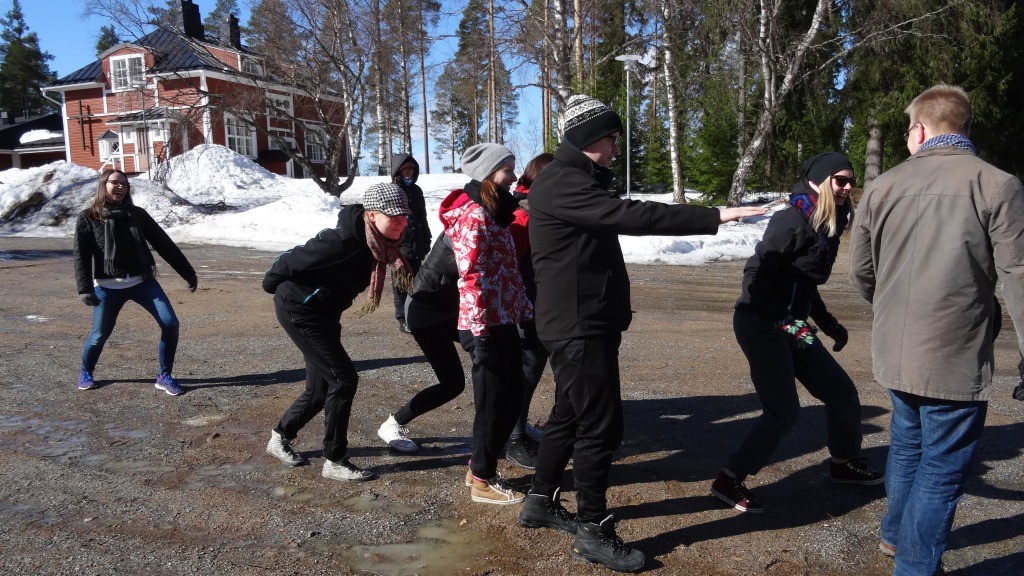 Osallistujia leikkimässä pihalla.