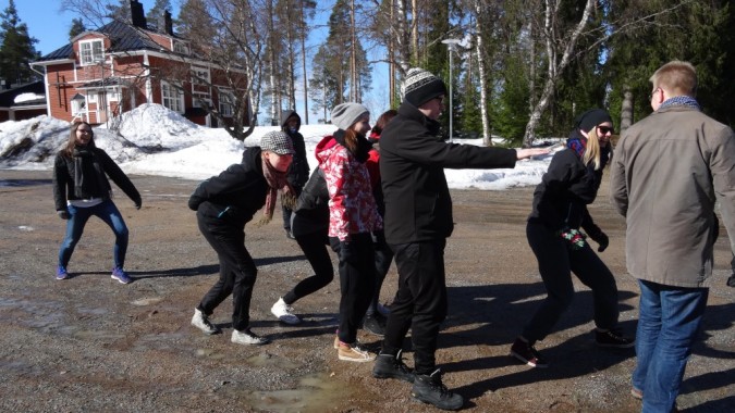 Osallistujia leikkimässä pihalla.