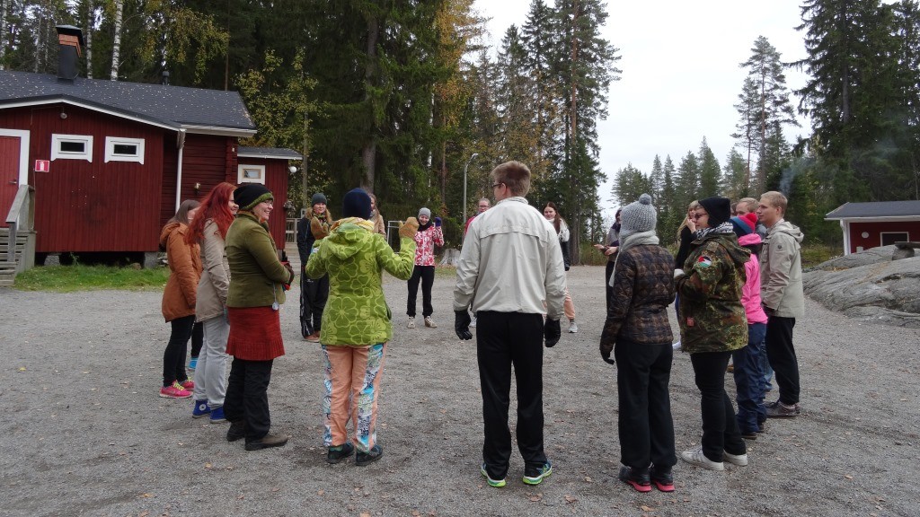 Ulkoleikeissä virkistimme sekä kehoa että mieltä.