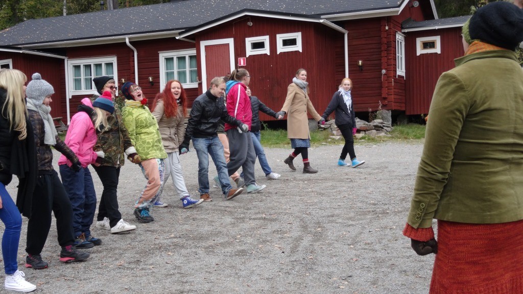 Riioraa-leikissä Riioraan asukkaat etsivät toisesta maailmasta uutta ystävää.