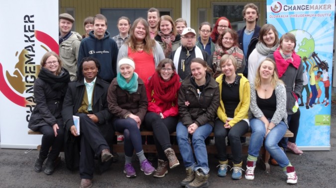 Kevään 2014 Changemaker-viikonlopun osallistujat ryhmäkuvassa.