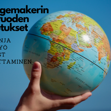 Käsi pitelee maapalloa. Yläkulmassa lukee Changemakerin alkuvuoden koulutukset: kampanja, lehtityö, podcast ja kouluttaminen.