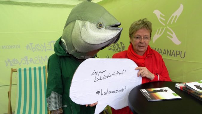 Tonnikala ja europarlamentaarikko Liisa Jaakonsaari vastustavat liikakalastusta.