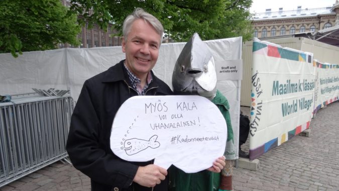 Pekka Haavisto ja kampanjatonnikala vastustavat liikakalastusta Maailma kylässä -festareilla.