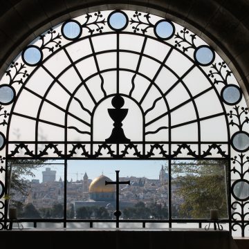 Kuva Itä-Jerusalemissa Öljymäen rinteillä sijaitsevan Dominus Flevit -kirkon alttaritaulusta. Ikkunasta näkyy Jerusalemin Vanha kaupunki.