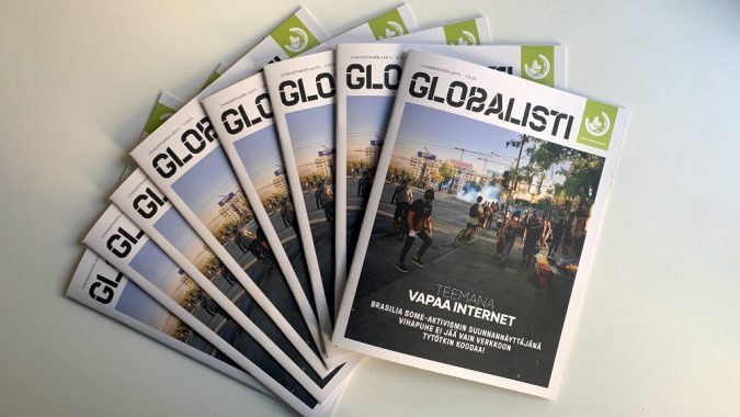 Globalistin numero 1/2021. Useita lehtiä levitettynä pöydälle.