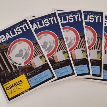 Globalistilehtiä rivissä pöydällä