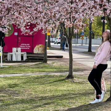 Mirka Lindgren nojaa puuta vasten.