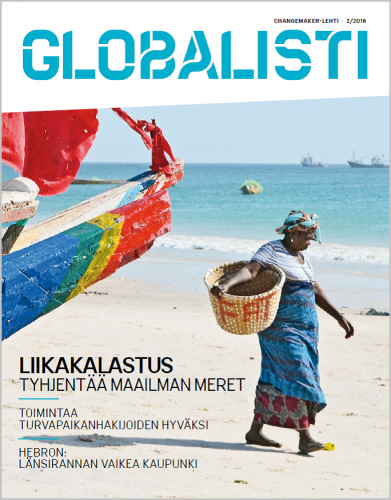 Globalisti 2/2016 kansi: Senegalilainen nainen rannalla korin kanssa