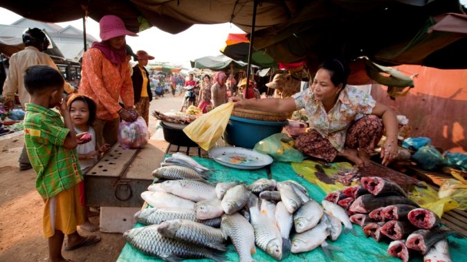 En kvinna säljer fisk