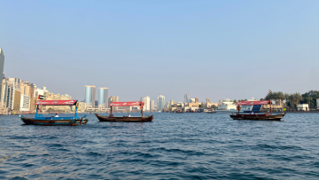 Dubainlahti. Lahdella on laivoja ja takana näkyy Dubain kaupunki.