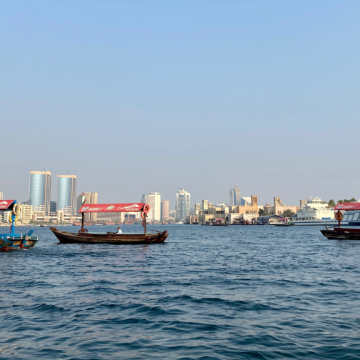 Dubainlahti. Lahdella on laivoja ja takana näkyy Dubain kaupunki.