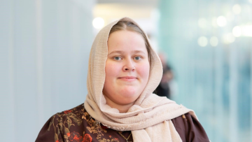 Sini Al-Fraidawi katsoo kameraan
