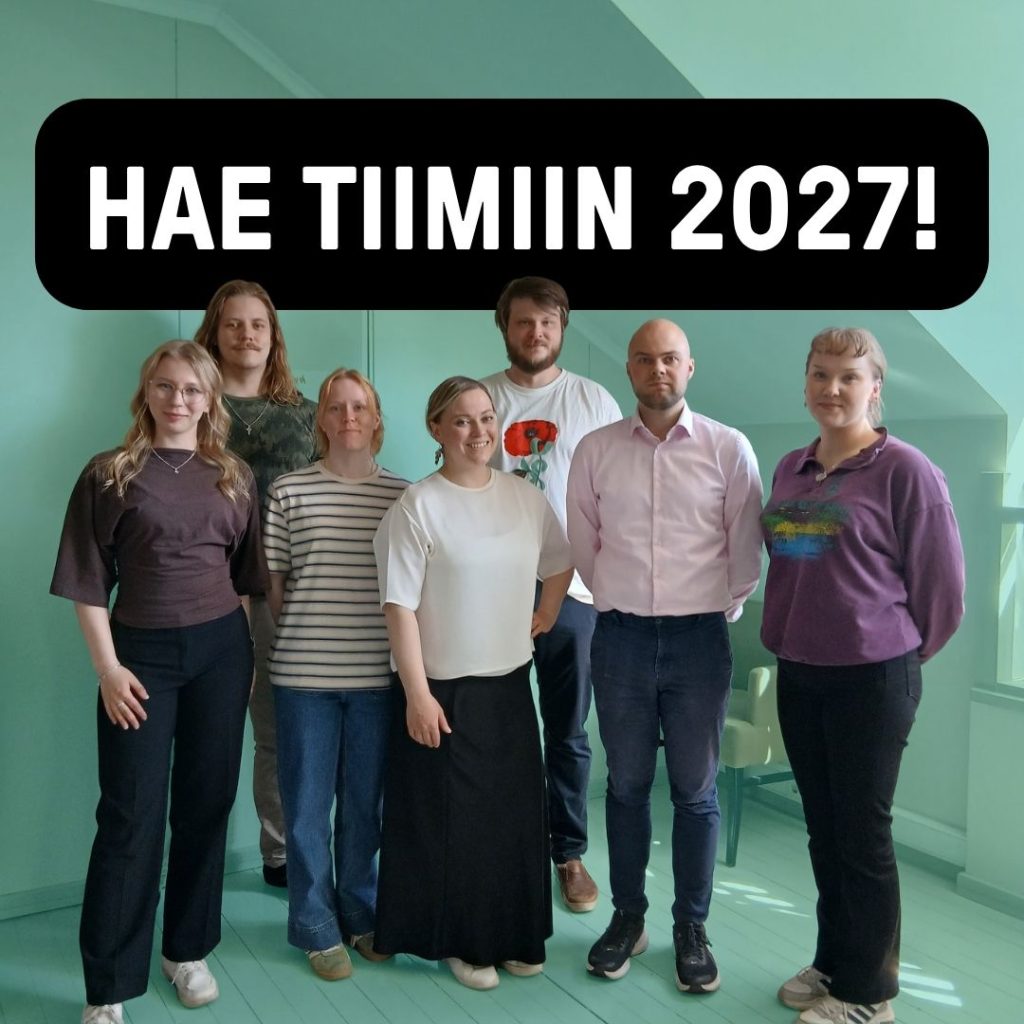 Kuvassa seitsemän nuorta hymyilee ja poseeraa kameralle vihreää taustaa vasten. Kuvassa teksti "Hae tiimiin 2027".