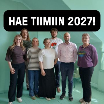 Kuvassa seitsemän nuorta hymyilee ja poseeraa kameralle vihreää taustaa vasten. Kuvassa teksti "Hae tiimiin 2027".
