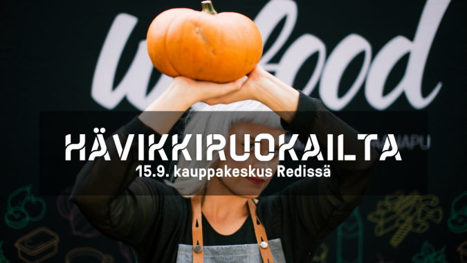 Nainen pitää kädessään kurpitsaa. Taustalla WeFood-myymälän logo