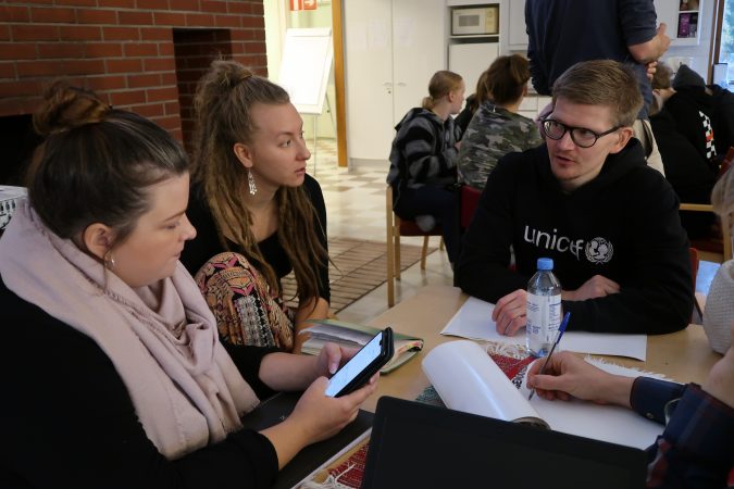 Vapaaehtoisia pöydän ympärillä suunnittelemassa kampanjaa