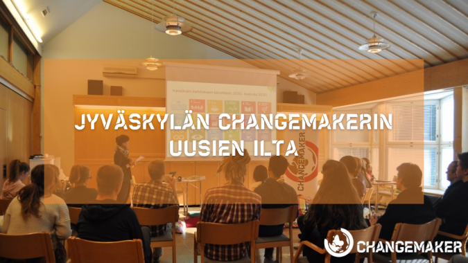 Kuvassa Changemaker-vapaaehtoisia kuuntelemassa luentoa selin kameraan.