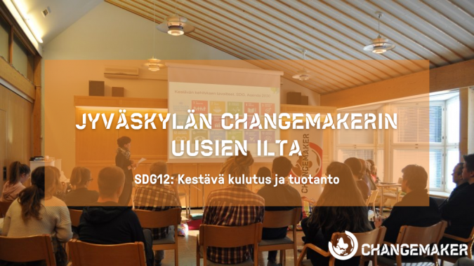 Kuvassa Changemaker-vapaaehtoisia kuuntelemassa luentoa selin kameraan.