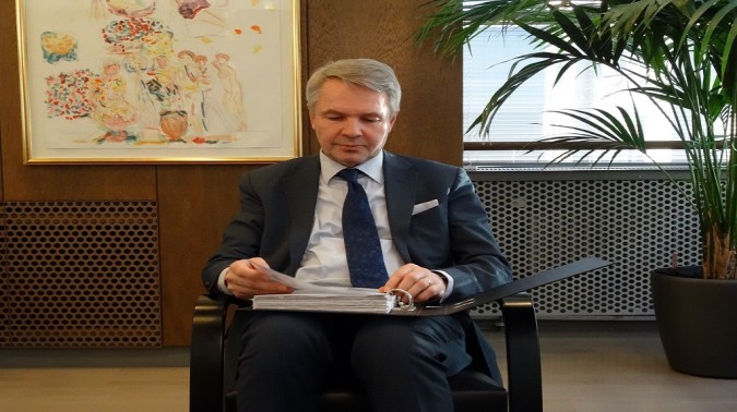 Ministeri Haavisto tutustuu kampanjavetoomukseen.