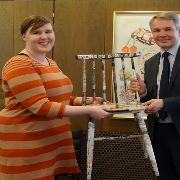 Elina Tyynelä luovutti kampanjavetoomuksen ja valtaistuimen ministerille.