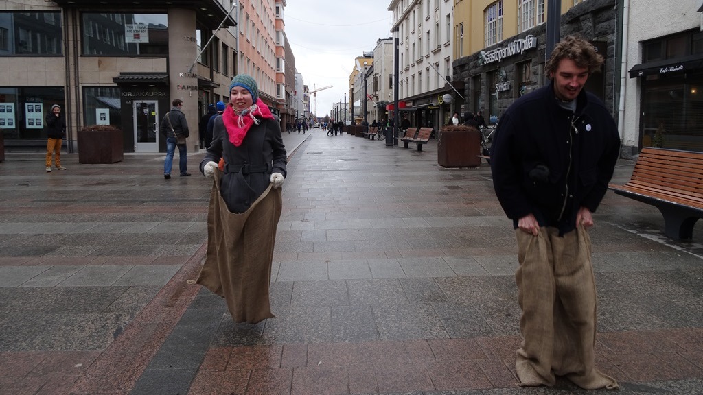 Tempauksen aikana järjestettiin verovarasäkkien juoksukilpailu.