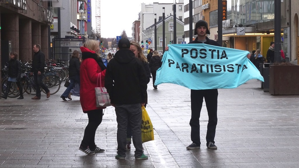 Postia paratiisista! Postikortteja kerättiin Oulun Rotuaarialla 13.4.2014.